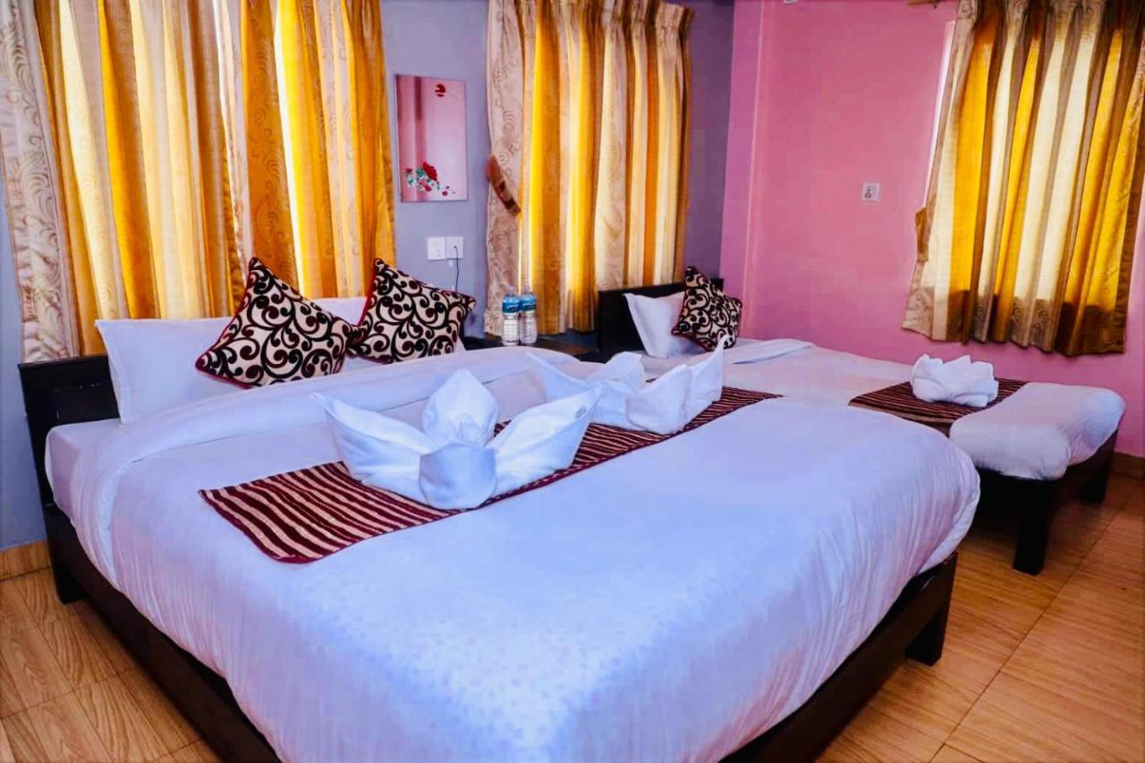 Hotel Donosti Pokhara Bagian luar foto