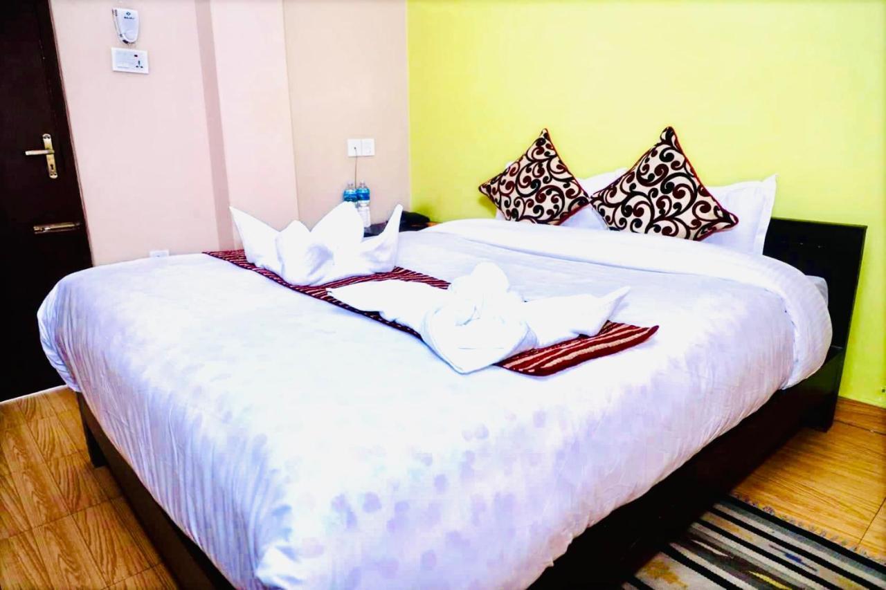 Hotel Donosti Pokhara Bagian luar foto