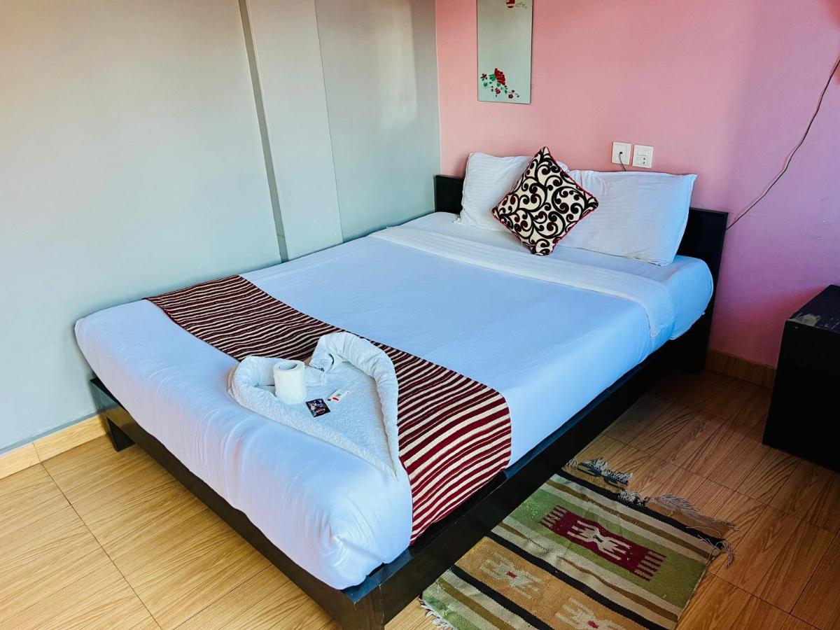 Hotel Donosti Pokhara Bagian luar foto